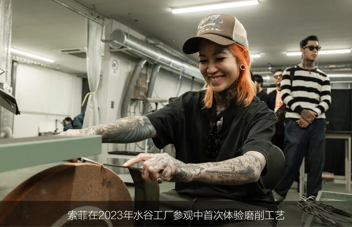 索菲在2023年水谷工厂参观中首次体验磨削工艺