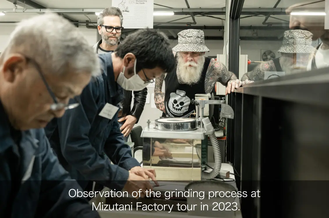 Observation of the grinding process at Mizutani Factory tour in 2023.
