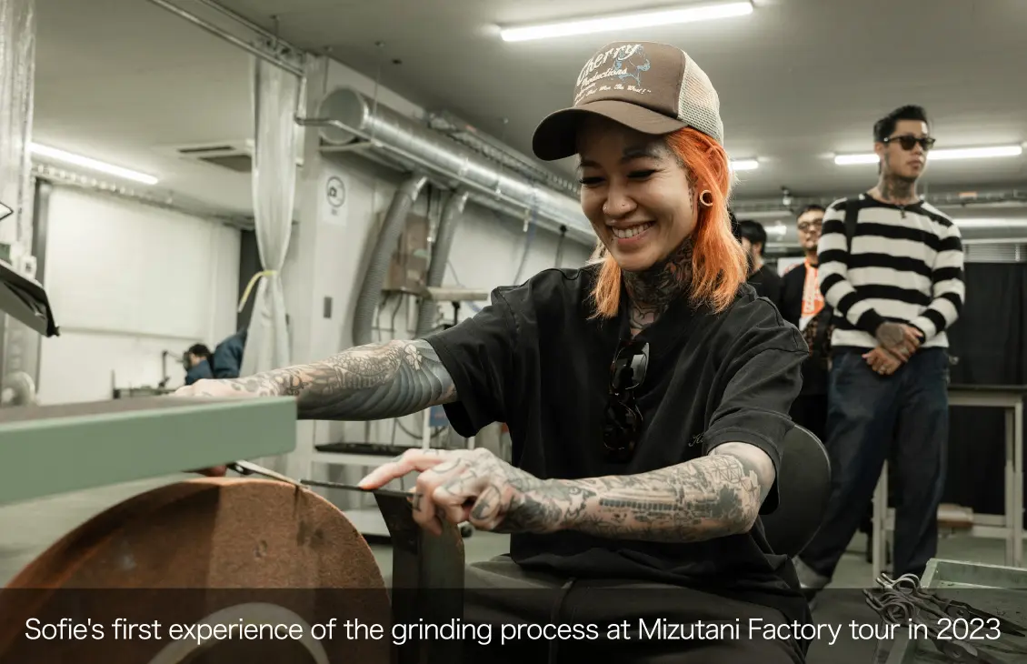 Sofie's first experience of the grinding process at Mizutani Factory tour in 2023